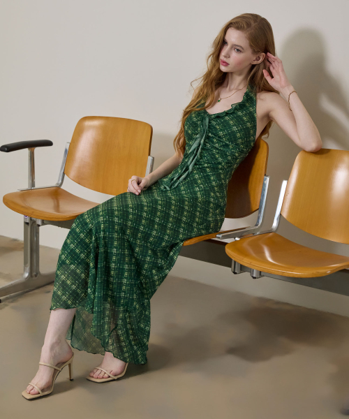 VIKINI VENDER(ビキニベンダー)の「キャッツイチェックホルターネックシフォンロングワンピース(ワンピース・レディース・その他・ONE SIZE)」の2枚目の写真