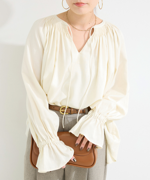 B.C STOCK（ベーセーストック）の「ウォッシャブル / ギャザーネックボリュームブラウス（シャツ/ブラウス・レディース・ブラウン/ホワイト/ベージュ・FREE）」の2枚目の写真