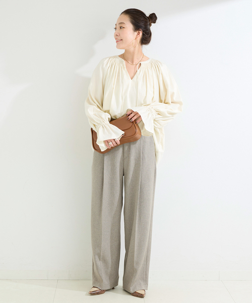 B.C STOCK（ベーセーストック）の「ウォッシャブル / ギャザーネックボリュームブラウス（シャツ/ブラウス・レディース・ブラウン/ホワイト/ベージュ・FREE）」の4枚目の写真