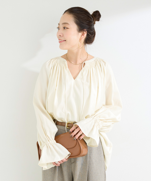 B.C STOCK（ベーセーストック）の「ウォッシャブル / ギャザーネックボリュームブラウス（シャツ/ブラウス・レディース・ブラウン/ホワイト/ベージュ・FREE）」の9枚目の写真