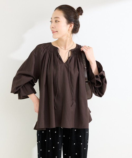 B.C STOCK（ベーセーストック）の「ウォッシャブル / ギャザーネックボリュームブラウス（シャツ/ブラウス・レディース・ブラウン/ホワイト/ベージュ・FREE）」の15枚目の写真