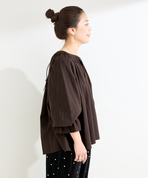 B.C STOCK（ベーセーストック）の「ウォッシャブル / ギャザーネックボリュームブラウス（シャツ/ブラウス・レディース・ブラウン/ホワイト/ベージュ・FREE）」の16枚目の写真