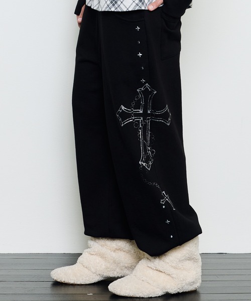 LUVISTRUE(ラヴイズトゥルー)の「EV GLITTER PRINTED TRAINING PANTS(スウェットパンツ・レディース・チャコール/ブラック/ブラウン・FREE)」の1枚目の写真