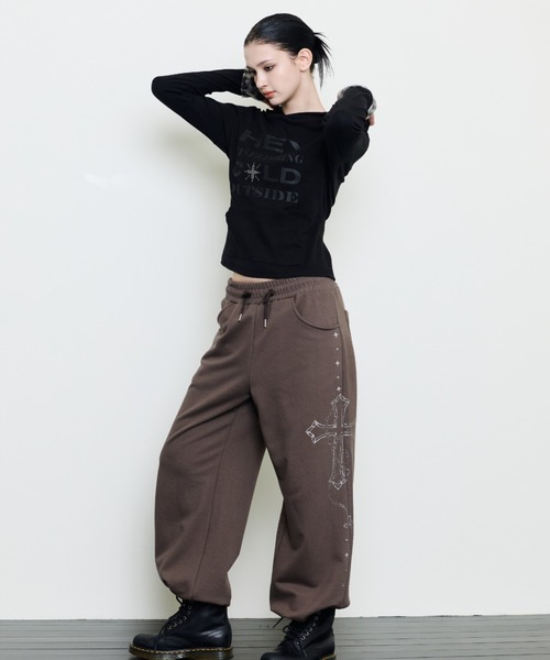 LUVISTRUE(ラヴイズトゥルー)の「EV GLITTER PRINTED TRAINING PANTS(スウェットパンツ・レディース・チャコール/ブラック/ブラウン・FREE)」の10枚目の写真