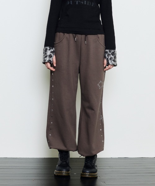 LUVISTRUE(ラヴイズトゥルー)の「EV GLITTER PRINTED TRAINING PANTS(スウェットパンツ・レディース・チャコール/ブラック/ブラウン・FREE)」の11枚目の写真