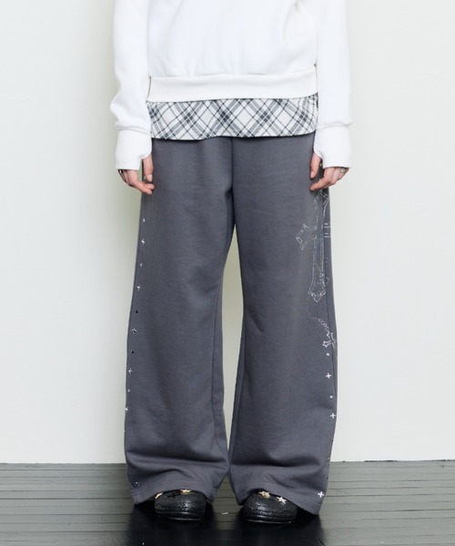 LUVISTRUE(ラヴイズトゥルー)の「EV GLITTER PRINTED TRAINING PANTS(スウェットパンツ・レディース・チャコール/ブラック/ブラウン・FREE)」の8枚目の写真