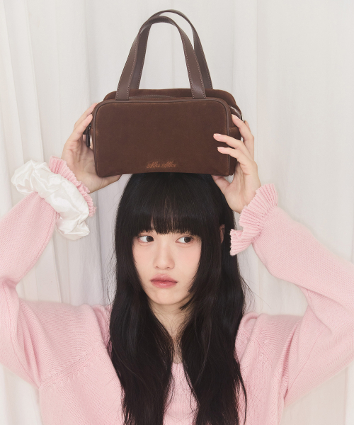 ALKI ALKA(アルキアルカ)の「Mini Square Tote Bag_Suede (Suede Brown)(トートバッグ・レディース・ダークブラウン・FREE)」の3枚目の写真