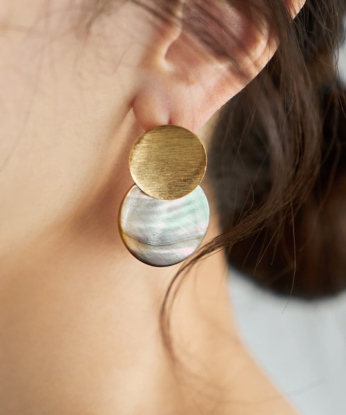 STYLE DELI（スタイルデリ）の「メタルとシェルのWプレートピアス（ピアス（両耳用）・レディース・シルバー/ゴールド・FREE）」の2枚目の写真