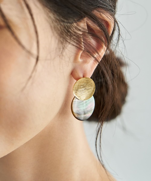 STYLE DELI（スタイルデリ）の「メタルとシェルのWプレートピアス（ピアス（両耳用）・レディース・シルバー/ゴールド・FREE）」の3枚目の写真