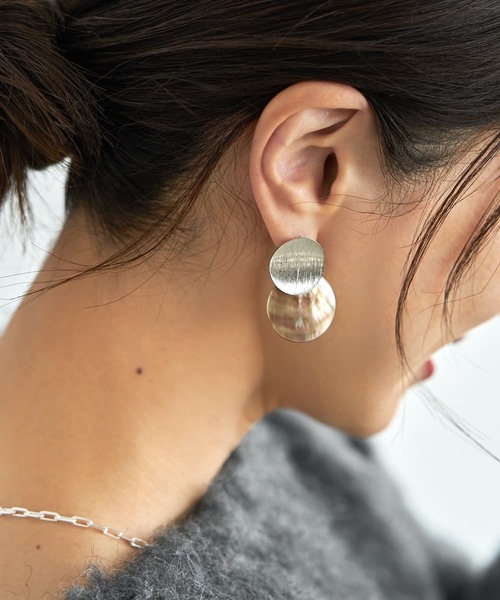 STYLE DELI（スタイルデリ）の「メタルとシェルのWプレートピアス（ピアス（両耳用）・レディース・シルバー/ゴールド・FREE）」の4枚目の写真