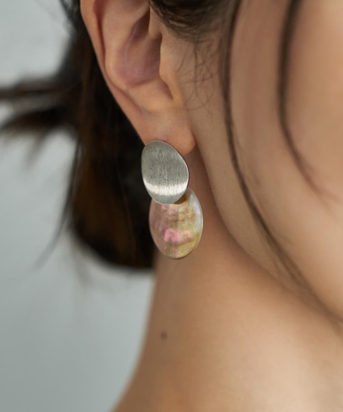 STYLE DELI（スタイルデリ）の「メタルとシェルのWプレートピアス（ピアス（両耳用）・レディース・シルバー/ゴールド・FREE）」の5枚目の写真