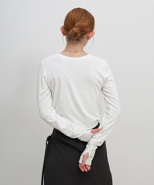 select MOCA(セレクトモカ)の「【UV CUT】フィンガースリーブクルーネックロングTシャツ(Tシャツ/カットソー・レディース・ブラウン/オフホワイト/ブラック・FREE)」の9枚目の写真