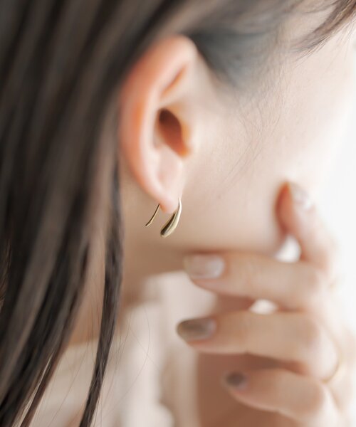 ear PAPILLONNER（イアパピヨネ）の「《スターリングシルバー使用》プチ涙ピアス（ピアス（両耳用）・レディース・シルバー/ゴールド・FREE）」の5枚目の写真