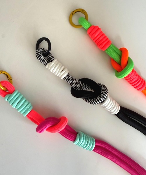 Q(キュー)の「パラコードストラップ(スマホグッズ・レディース・オレンジ/ブラック/ピンク・MEDIUM)」の6枚目の写真