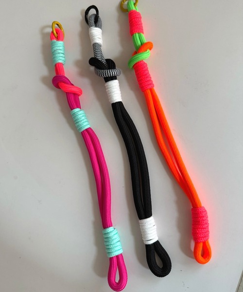 Q(キュー)の「パラコードストラップ(スマホグッズ・レディース・オレンジ/ブラック/ピンク・MEDIUM)」の7枚目の写真