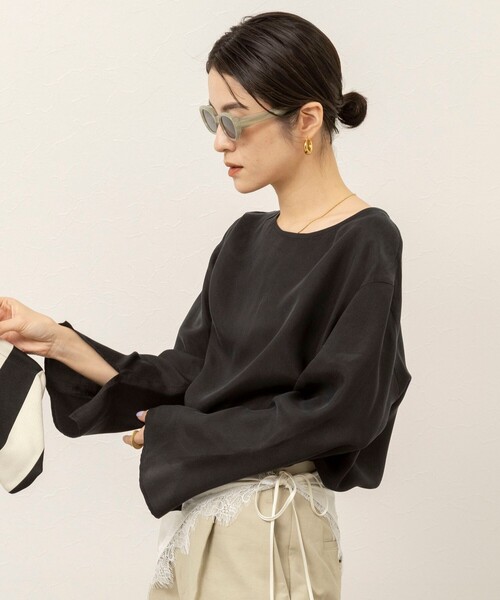 MAQWEL(マクウェル)の「《セットアップ対応》【MAQWEL/マクウェル】ウォッシャブルサテンTブラウス(シャツ/ブラウス・レディース・オフホワイト/ブラック・FREE)」の2枚目の写真