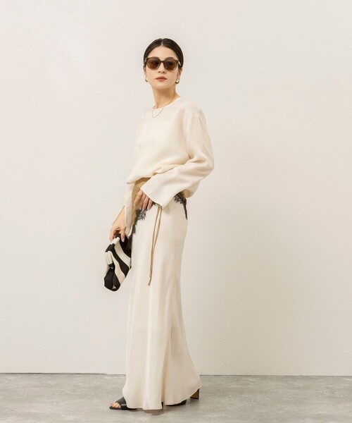 MAQWEL(マクウェル)の「《セットアップ対応》【MAQWEL/マクウェル】ウォッシャブルサテンTブラウス(シャツ/ブラウス・レディース・オフホワイト/ブラック・FREE)」の3枚目の写真