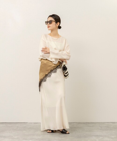 MAQWEL(マクウェル)の「《セットアップ対応》【MAQWEL/マクウェル】ウォッシャブルサテンTブラウス(シャツ/ブラウス・レディース・オフホワイト/ブラック・FREE)」の4枚目の写真