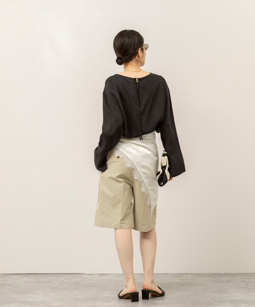 MAQWEL(マクウェル)の「《セットアップ対応》【MAQWEL/マクウェル】ウォッシャブルサテンTブラウス(シャツ/ブラウス・レディース・オフホワイト/ブラック・FREE)」の11枚目の写真