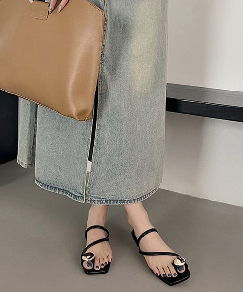 Miniministore(ミニミニストア)の「メタルサムリングトングサンダルストラップ(サンダル・レディース・ブラウン/ブラック/オフホワイト・22.5cm/24.0cm/23.0cm/24.5cm/23.5cm)」の5枚目の写真
