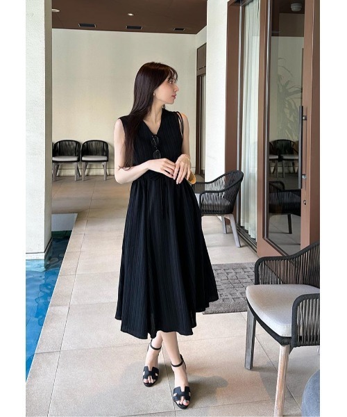LUDICRUM(ルーディクルム)の「Vneck drawstring dress(ワンピース・レディース・ブラック/オフホワイト/ラベンダー・M/S)」の2枚目の写真