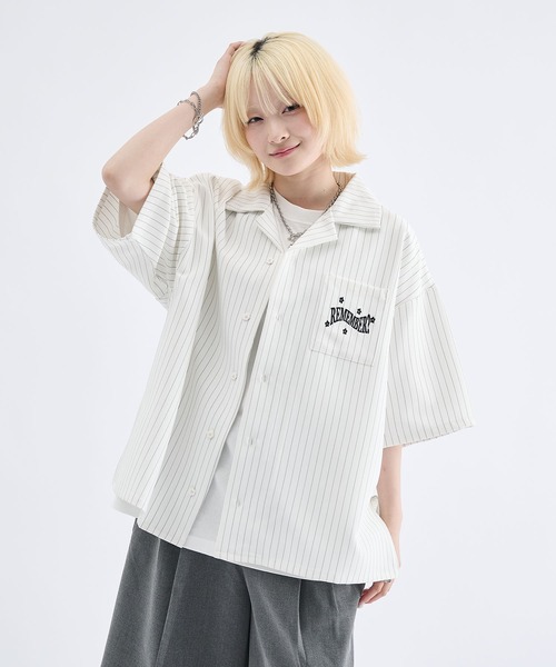 Remember.(リメンバー)の「フラワーボタンストライプ開襟シャツ / Flower Button Stripe Halfsleeve Shirt(シャツ/ブラウス・メンズ・ブラック/ブラウン/ホワイト・LARGE/MEDIUM)」の2枚目の写真