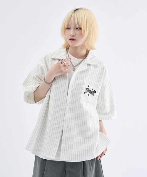 Remember.(リメンバー)の「フラワーボタンストライプ開襟シャツ / Flower Button Stripe Halfsleeve Shirt(シャツ/ブラウス・メンズ・ブラック/ブラウン/ホワイト・LARGE/MEDIUM)」の5枚目の写真