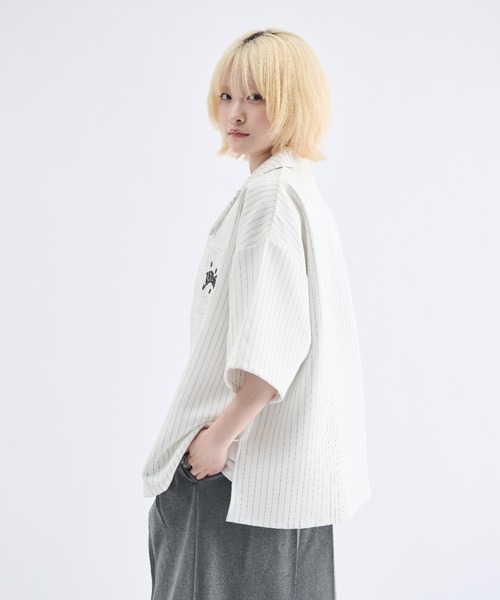 Remember.(リメンバー)の「フラワーボタンストライプ開襟シャツ / Flower Button Stripe Halfsleeve Shirt(シャツ/ブラウス・メンズ・ブラック/ブラウン/ホワイト・LARGE/MEDIUM)」の11枚目の写真