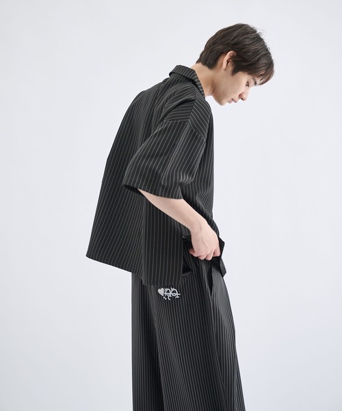 Remember.(リメンバー)の「フラワーボタンストライプ開襟シャツ / Flower Button Stripe Halfsleeve Shirt(シャツ/ブラウス・メンズ・ブラック/ブラウン/ホワイト・LARGE/MEDIUM)」の21枚目の写真
