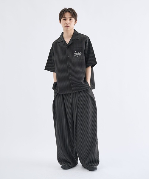 Remember.(リメンバー)の「フラワーボタンストライプ開襟シャツ / Flower Button Stripe Halfsleeve Shirt(シャツ/ブラウス・メンズ・ブラック/ブラウン/ホワイト・LARGE/MEDIUM)」の22枚目の写真