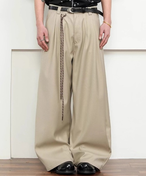 link lot（リンクロット）の「【2点セット】チャーム付きバックゴムタックワイドスラックス（スラックス・メンズ・ベージュ/ブラック・M/L）」の4枚目の写真