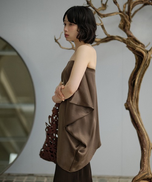 LAULEN(ローレン)の「satin drape bare top blouse /サテンドレープベアトップブラウス(シャツ/ブラウス・レディース・アイボリー/ブラック/ブラウン・FREE)」の3枚目の写真