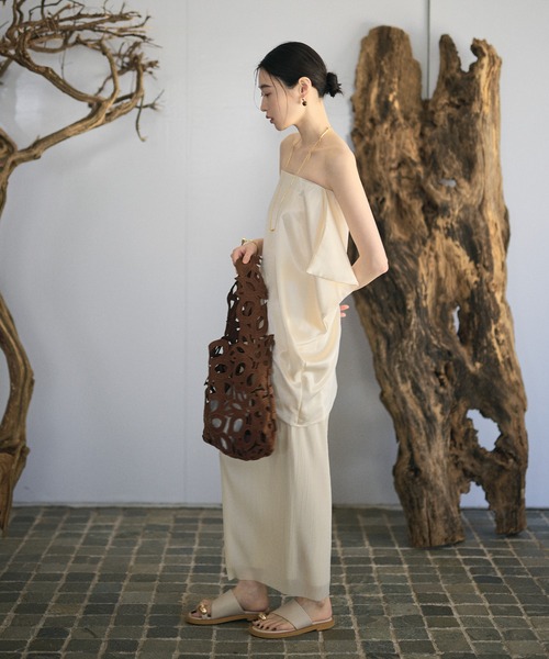 LAULEN(ローレン)の「satin drape bare top blouse /サテンドレープベアトップブラウス(シャツ/ブラウス・レディース・アイボリー/ブラック/ブラウン・FREE)」の9枚目の写真