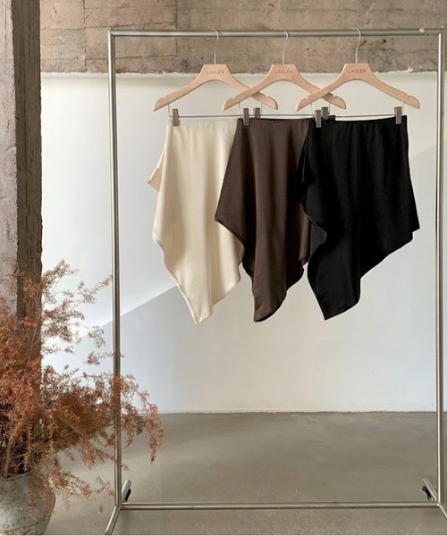 LAULEN(ローレン)の「satin drape bare top blouse /サテンドレープベアトップブラウス(シャツ/ブラウス・レディース・アイボリー/ブラック/ブラウン・FREE)」の4枚目の写真