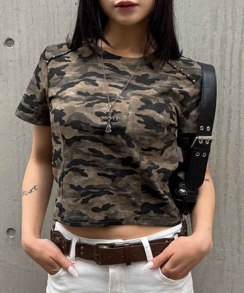 lilful(リルフル)の「【26年春夏新作】迷彩柄 フロントポケット スタッズ半袖Tシャツ(Tシャツ/カットソー・レディース・その他2/その他1・F)」の1枚目の写真