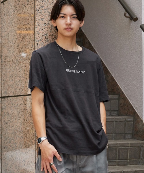 GUESS JEANS(ゲスジーンズ)の「GUESS JEANS/ゲスジーンズ GJ EG FIT JACQUARD Tシャツ 秋 秋服 2026年秋冬(Tシャツ/カットソー・メンズ・ホワイト/ブラック・M/L/XL)」の1枚目の写真