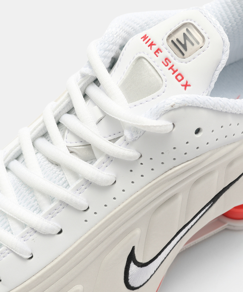 NIKE(ナイキ)の「NIKE W SHOX R4 AR3565-103(スニーカー・レディース・ホワイト・23cm)」の6枚目の写真