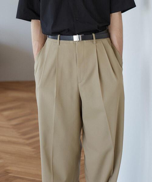 YLEVE(イレーヴ)の「YLEVE / HIGHTWISTED COTTON GABA TROUSERS(その他パンツ・メンズ・カーキ・3/4/5)」の3枚目の写真