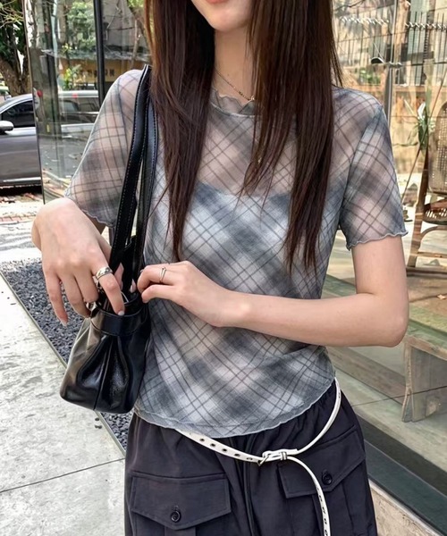 Chiina(チーナ)の「【Chiina】シアーチェック柄半袖トップス(Tシャツ/カットソー・レディース・ブルー/グレー/ブラック・FREE)」の2枚目の写真