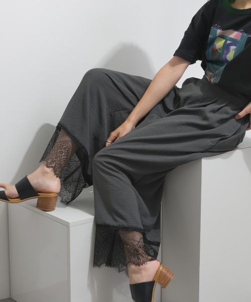 MAFRAIS(マフレ)の「とろみワッシャー 裾レース パンツ(その他パンツ・レディース・アイボリー/ライトブラック・FREE)」の1枚目の写真