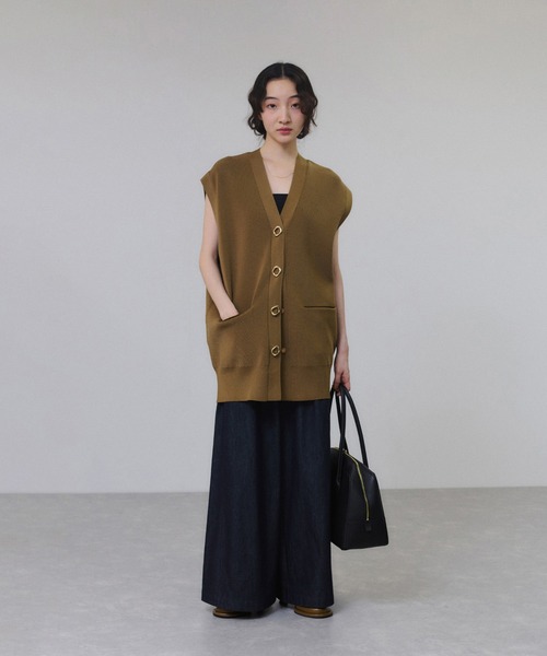 ADAM ET ROPE'(アダムエロペ)の「【サステナブル】・【定番】ミドルニットジレ(ベスト・レディース・オフホワイト/ブラウン/スミクロ・FREE)」の12枚目の写真