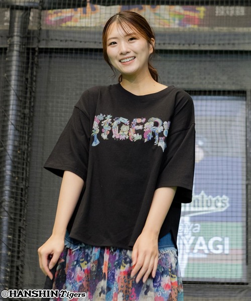 ScoLar(スカラー)の「462027:阪神タイガース×ScoLar ロゴ柄Tシャツ(Tシャツ/カットソー・レディース・オフホワイト/ブラック・L/M)」の2枚目の写真