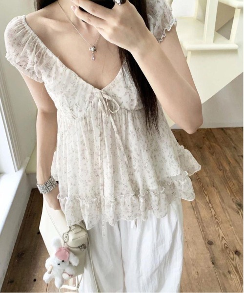 FREE STYLISTS(フリー スタイリスト)の「夏 軽量 花柄 パフスリーブ トップス(Tシャツ/カットソー・レディース・ホワイト・S/M)」の10枚目の写真