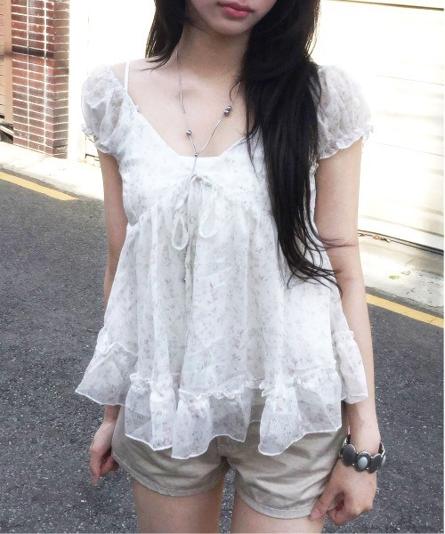 FREE STYLISTS(フリー スタイリスト)の「夏 軽量 花柄 パフスリーブ トップス(Tシャツ/カットソー・レディース・ホワイト・S/M)」の3枚目の写真