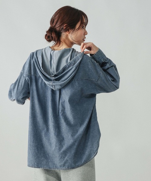 GLOBAL WORK(グローバルワーク)の「UVカットデニムフードシャツ/1051176(シャツ/ブラウス・レディース・ブルー/ブルー系その他6・MEDIUM/LARGE)」の2枚目の写真