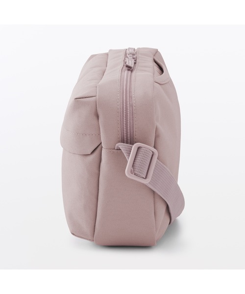 無印良品(ムジルシリョウヒン)の「撥水 再生ポリエステル 背面ポケット付き ショルダーバッグ(ショルダーバッグ・レディース・ピンク/ブラウン系/ライトベージュ/ブラック・FREE)」の13枚目の写真