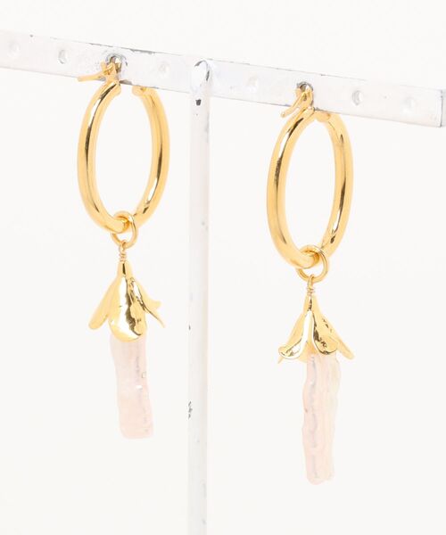 A.en（エイエン ）の「【CHAN LUU】BELLFLOWER HOOP EARRINGS（ピアス（両耳用）・レディース・ゴールド・ONE SIZE）」の2枚目の写真