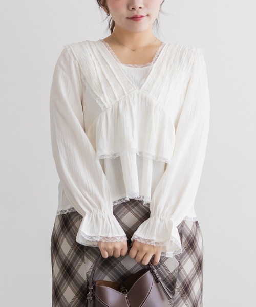 CLETTE（クレット）の「レースフリルティアードブラウス（シャツ/ブラウス・レディース・ブラウン/サックスブルー/アイボリー・LL/3L/4L）」の2枚目の写真
