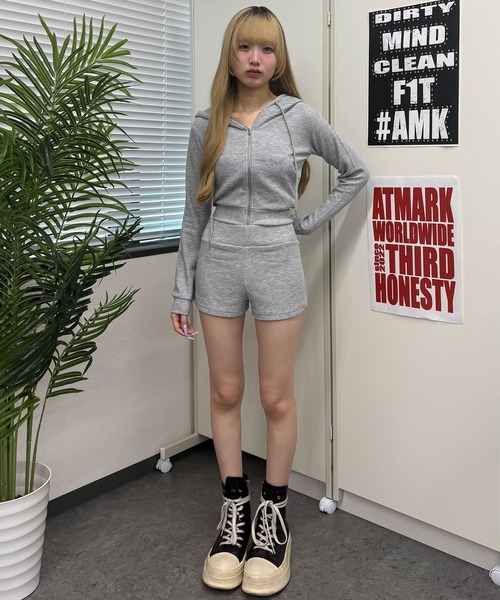 ATMARK(アットマーク)の「<FREEサイズ / レディース>ニットソー セットアップ パーカー ショートパンツ(セットアップ・レディース・グレー/ブラック・FREE)」の4枚目の写真