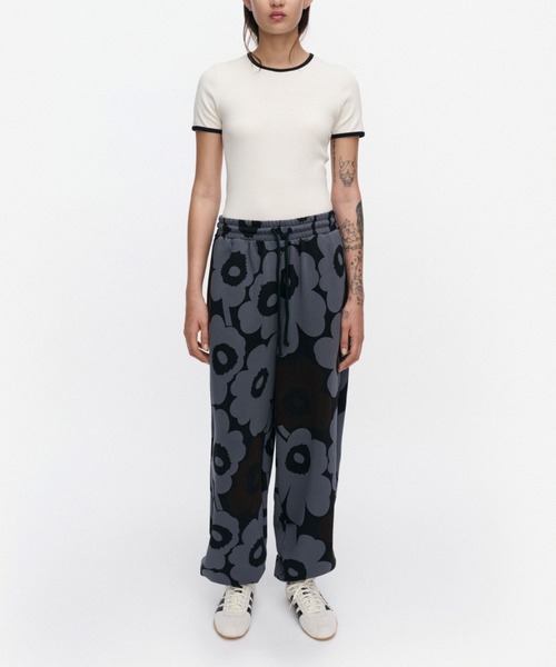 marimekko(マリメッコ)の「【kioski】 Pieni Unikko / Joggerit pants(スウェットパンツ・レディース・ブラック・MEDIUM/X-SMALL/SMALL/LARGE)」の1枚目の写真